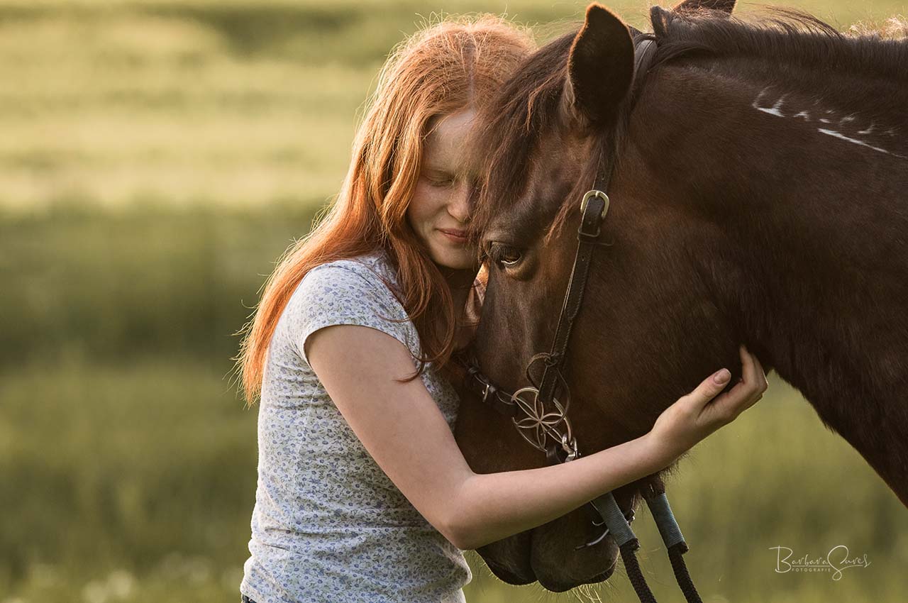 Mädchen, Pferdefotografie, Pferd, Säugetier, Wiese, Sonne, Sonnenuntergang, kuscheln